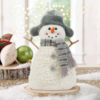 Kép 2/2 - Karácsonyi hóember dekor - bot kezekkel, sapkában - 35 x 22 cm