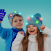 Kép 1/3 - Karácsonyi sapka - színes LED-ekkel, bojttal, elemes - kék
