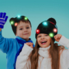 Kép 1/3 - Karácsonyi sapka - színes LED-ekkel, bojttal, elemes - fekete