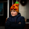 Kép 2/2 - Halloween-i sapka - piros LED-del, bojttal - 21 x 26 cm