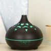 Kép 1/7 - Fahatású aromaterápiás párologtató, ultrahangos párásító, illatosító távirányítóval – hagyma alakú, sötét mintás 