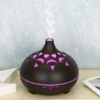 Kép 4/7 - Fahatású aromaterápiás párologtató, ultrahangos párásító, illatosító távirányítóval – hagyma alakú, sötét mintás 