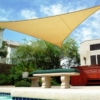 Kép 8/8 - Napvitorla - árnyékoló teraszra, erkélyre és kertbe háromszög alakú 5x5x5 m homok színben - polyester (vízálló)
